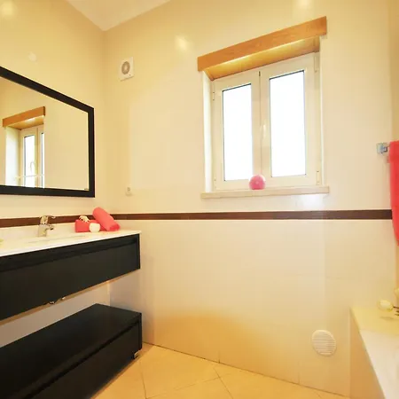 Villa In Albufeira With Private Pool & Beaches Villa *