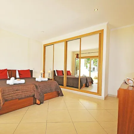 Villa In Albufeira With Private Pool & Beaches *